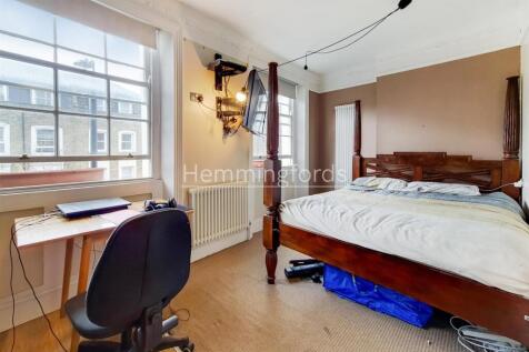 A Hemmingfords Collection: A bright two double bedroom (No living room) top floor apartment offering two generous double bedrooms, separate kitchen and a tiled shower room. A few minutes walk from bot