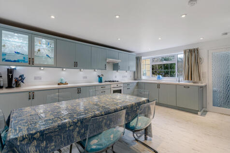 A13 - 25 Knowle House Close Kingsbridge - 260213