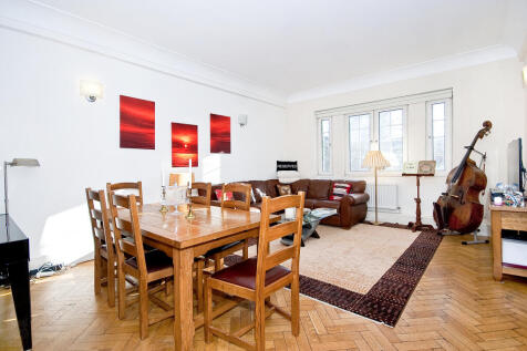 A well maintained spacious apartment on the third floor (with lift) of this grandiose apartment building with uniformed concierge. Accommodation comprises entrance hall, reception room with original h