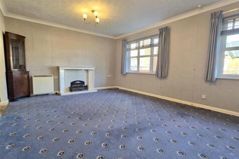 LOUNGE WITH DINING AREA