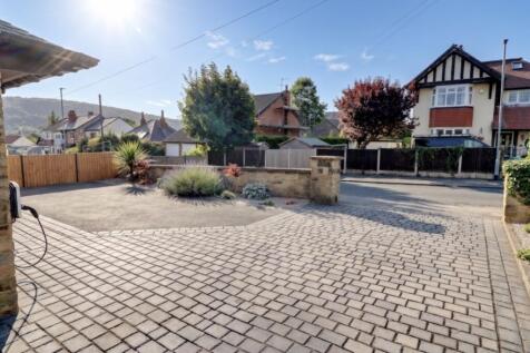 Multi-car driveway