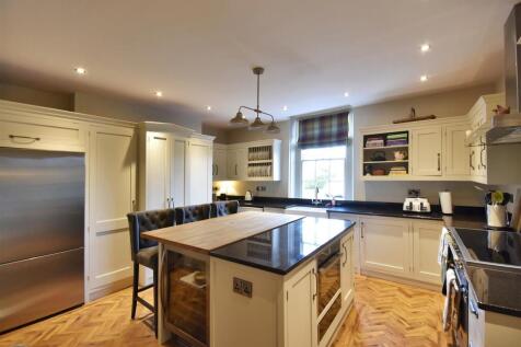 KITCHEN/SITTING ROOM