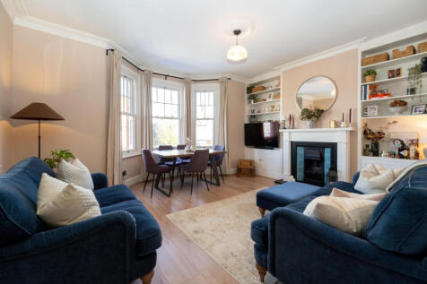 A gorgeous two bedroom first floor maisonette, wi