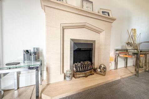 ALTERNATE VIEW OF LOUNGE