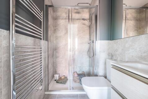 Bedroom 1 en-suite is your space to prepare for the day ahead