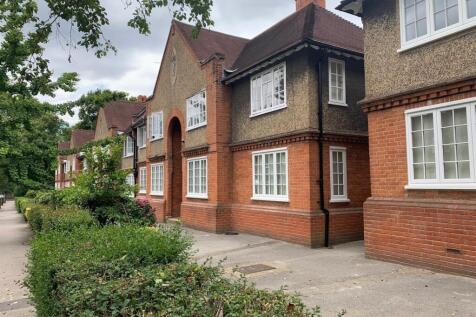 A ground floor two bedroom property available to rent in the heart of Dulwich Village. Recently painted and with new carpets, this is a fantastic sized two double bedroom apartment to rent in the hear