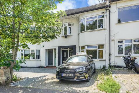 Set on the first floor in the heart for North Chingford is this self contained two/three bedroom flat. Further benefits include a spacious living room, a galley style fitted kitchen with a door openin