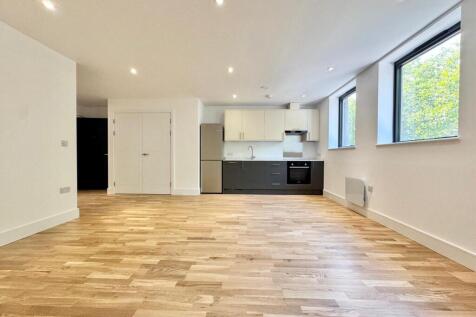 Seven Sisters Road, London
A superb newly built studio apartment finished to a high standard throughout and ideally located on the vibrant Seven Sisters Road.