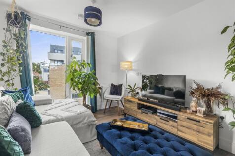 28 Newland Gate, Lilys Walk, HP11 2FZ-3.jpg