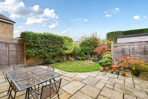 4 Woodville Close...