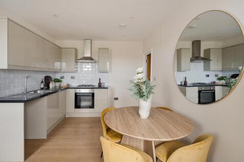 Eastwood Close, E18