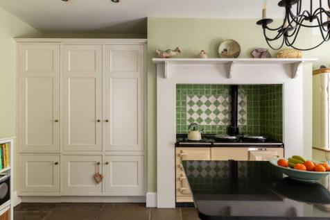 5 bed, 2 bath Detached in Manchester - Photo 10