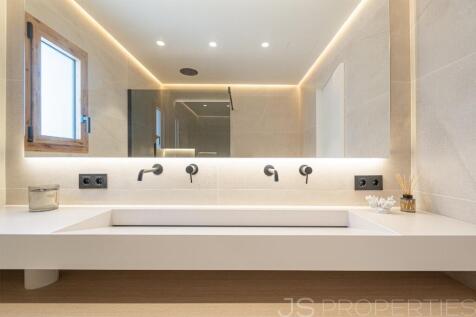 Modern luxury home with pool in a prime location in Puerto Pollensa