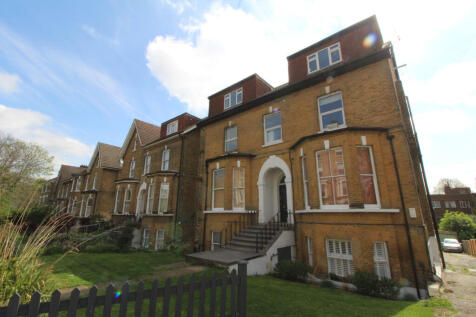 AMAZING OPPORTUNITY TO RENT A ONE BEDROOM RAISED GROUND FLOOR FLAT LOCATED A SHORT DISTANCE TO CRYSTAL PALACE PARK! FRESHLY DECORATED THROUGHOUT, NEWLY INSTALLED BATHROOM SUITE AND FITTED KITCHEN. ACC