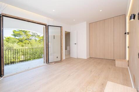 Modern luxury home with pool in a prime location in Puerto Pollensa