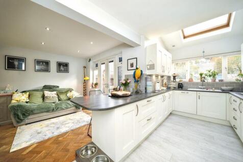 SITTING ROOM / KITCHEN