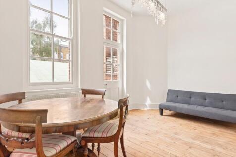 SHORT LET! Positioned in the heart of Islington, this remarkable residence spans the top three levels of a stunning conversion located in the heart of Islington close to vibrant Upper Street.