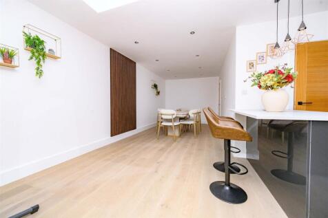 Kitchen/ Dining Room