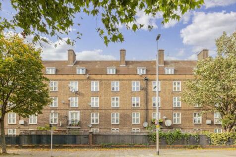 This ground floor two double bedroom flat comes with a reception room, separate kitchen, wooden flooring and neutral décor throughout. There is also access to communal gardens. An ideal home for profe