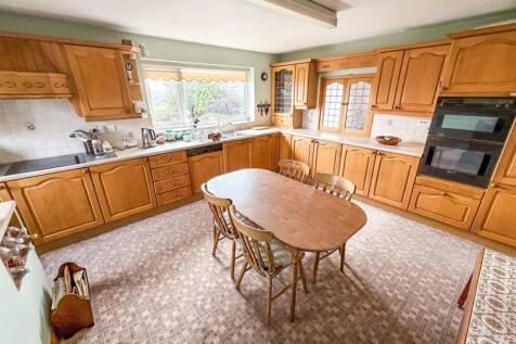 Kitchen/ Breakfast Room