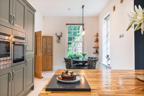 Spacious with family dining with pndants