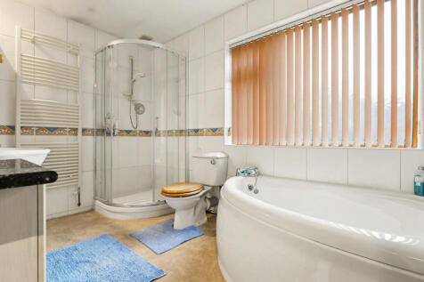Spacious Bathroom