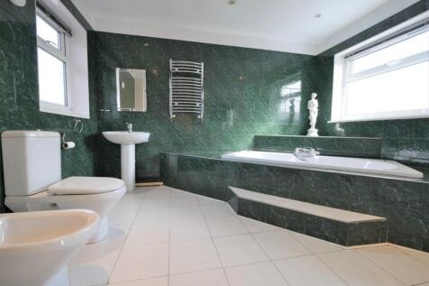 PRINCIPAL EN SUIT...