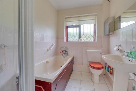 16 LONGFIELD CLOSE INSIDE.jpg