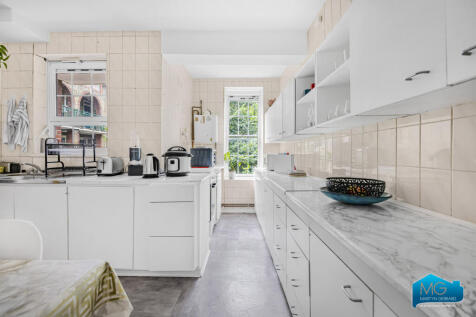NO DEPOSIT OPTION AVAILABLE Martyn Gerrard are delighted to present this large three bedroom perfect for a family or group of sharers. The property consists of three double bedrooms, a large separate