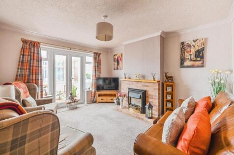 Sitting Room / Dining Room: