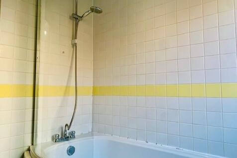 10c St Margarets Bathroom 2.jpg