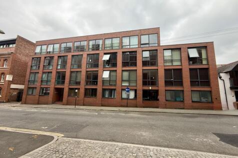 York Laurent are pleased to offer this well presented gated one double bedroom second floor apartment with secure allocated parking. The apartment is a short walk from the amenities of the Jewellery Q