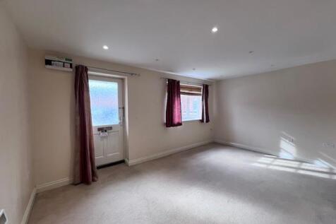 9 Glover Road lounge.jpg