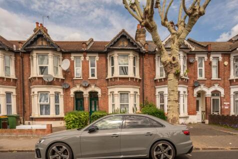 LONG LET. Situated on the first floor of a charming period conversion, this superb 2 bedroom flat offers light filled living and entertaining space in a wonderful location moments from amenities.