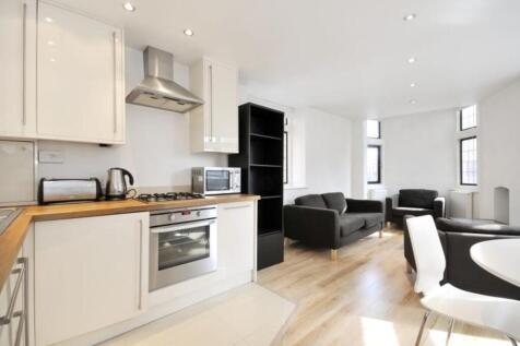 Modern 3-bed flat with open-plan living, sleek kitchen, en-suite, secure entry, and lift. Close to transport, shops, and dining. Ideal for urban comfort and convenience.