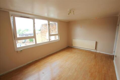 NEW! Knights are delighted to offer to let this three double bedroom maisonette located close to all amenities including transport links. The first floor spilt level property boasts a good sized loung