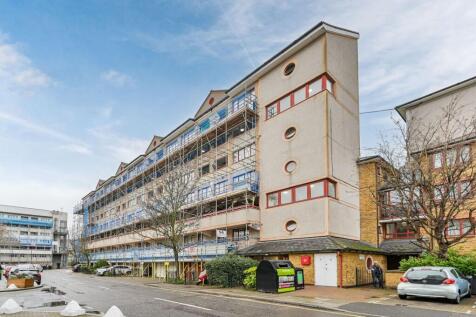 ZERO DEPOSIT AVAILABLE. LONG LET. Bright 3-bedroom flat in Hardwick House, Lilestone Street. Features spacious rooms, fitted kitchen, bathroom, with separate WC, ample storage, and private balcony. Id