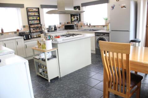 Fitted Kitchen Picture 4