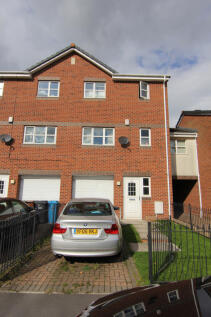 ***AVAILABLE MID AUGUST ***SUPERB 4 BEDROOM MID TOWN HOUSE SET ON A MODERN ESTATE WITH SPACIOUS LIVING ACCOMMODATION OVER 3 FLOORS AND INTEGRAL GARAGE *** Saltsman & Co would like to offer to the rent