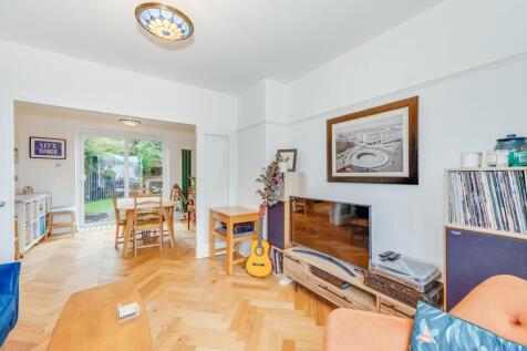 Beautiful through bay windowed lounge diner