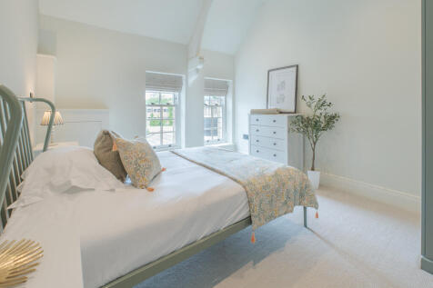 A flagship three bedroom apartment set across the upper floor of a restored Victorian villa, Flat 5 offers expansive living, refined design details, and a premium finish. With generous bedrooms includ