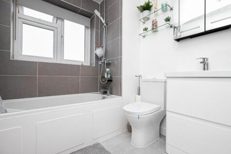 28 Gwynne - Bathroom.jpg