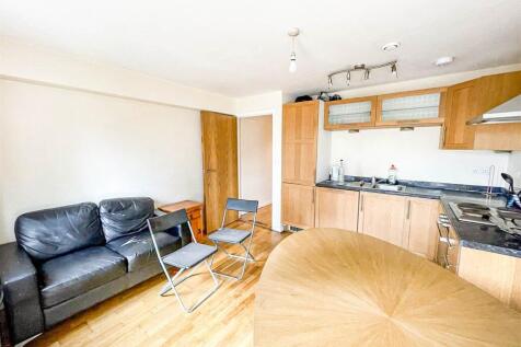 DEPOSIT FREE OPTION AVAILABLE. AVAILABLE 27TH JULY | BALCONY | BILLS PACKAGE AVAILABLE FOR STUDENTS AT ADDITIONAL COST Parkers Apartments is located next to the Green Quarter which is close to Victori