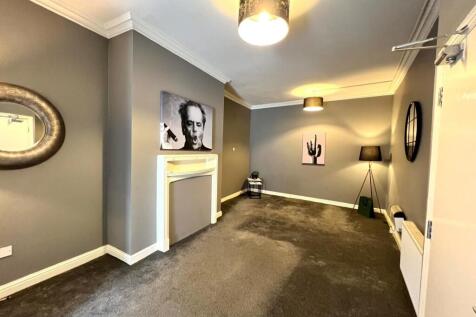 A well-presented one-bedroom flat comprising a spacious living room, fitted kitchen, bedroom and en-suite shower room. The property also benefits from off-street parking and a low-maintenance outdoor