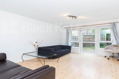 A very large four bedroom property located within a well kept and maintained small block. This larger than normal property offers four very good size double bedroom which are all doubles, a large loun