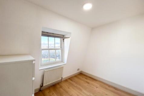 A bright and well-presented 1-bedroom flat located on the popular Camden Road, NW1. Set within a characterful period building, this inviting property offers a spacious living area, a modern fitted kit