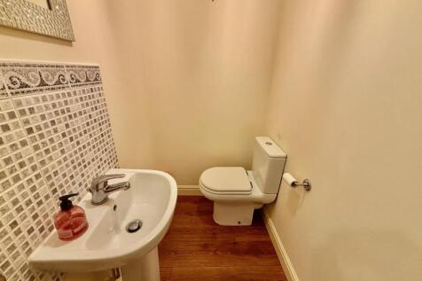 Guest's Cloakroom / Wc