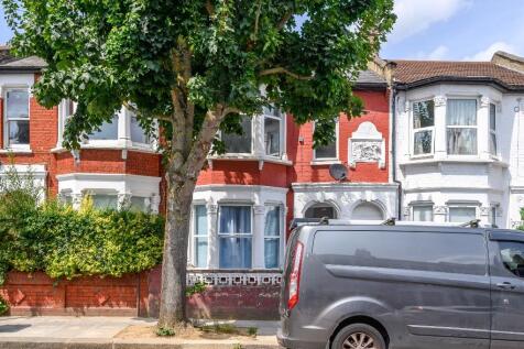 A SPACIOUS CHARACTER TWO DOUBLE BEDROOM FIRST FLOOR CONVERSION FLAT LOCATED ON THE POPULAR HARRINGAY LADDER CLOSE TO TURNPIKE LANE UNDERGROUND STATION AND GREEN LANES MULTIPLE TRANSPORT AND SHOPPING F