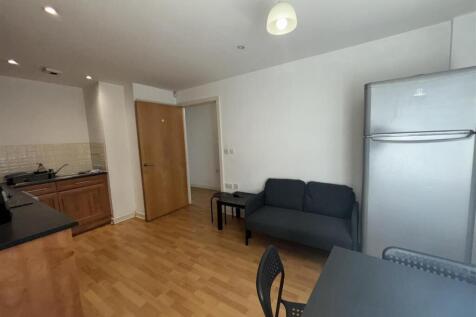 A stunning and spacious upper ground floor apartment located in the popular Education Quarter with easy access to all the main University buildings and a short walk from the heart of the city centre.