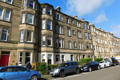 Extremely bright and spacious two double bedroom plus box-room property in excellent Shandon locale, close to all amenities, City Centre and transport links. 2x double bedrooms, kitchen / living room,